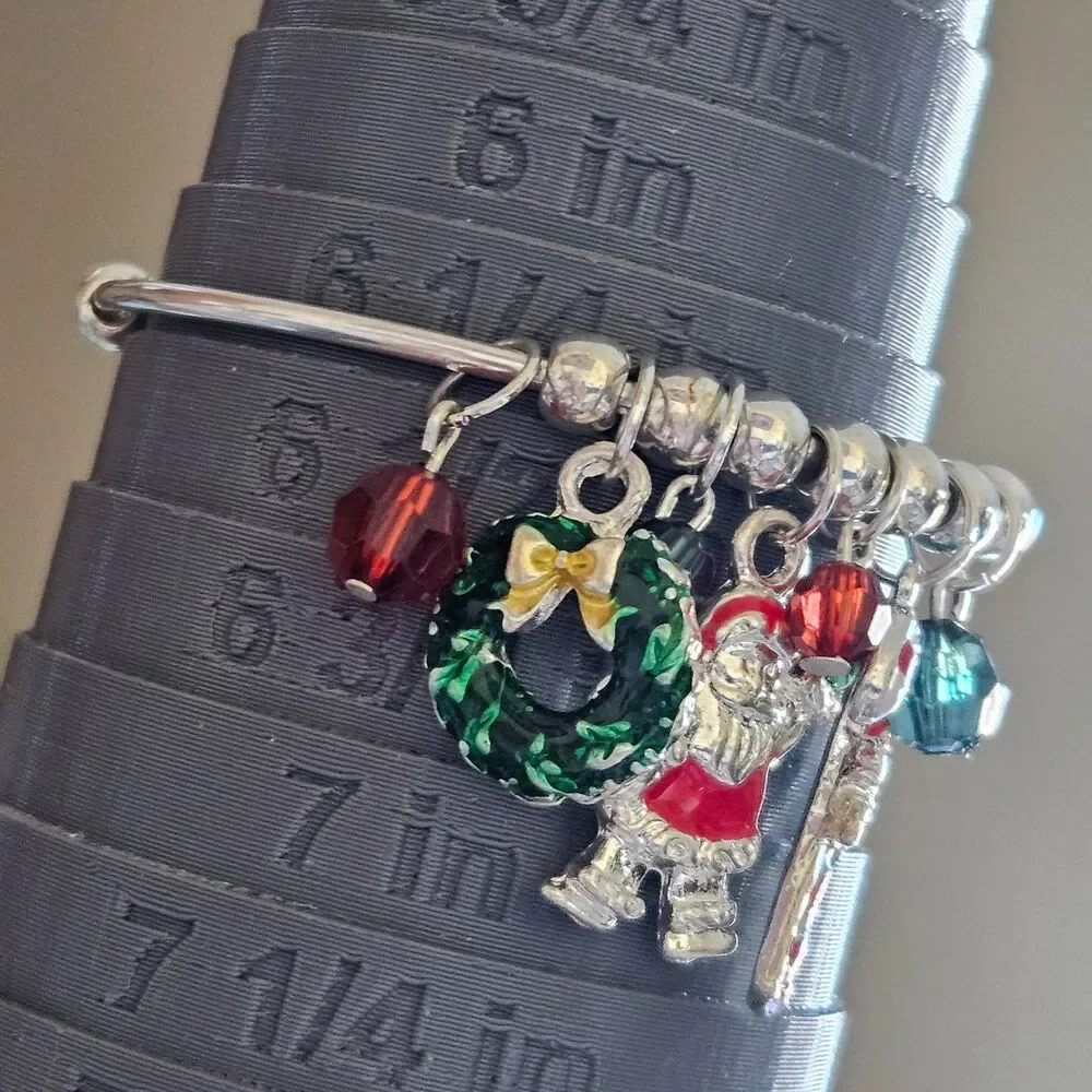 Silver tone child's holiday charm bracelet 6.25